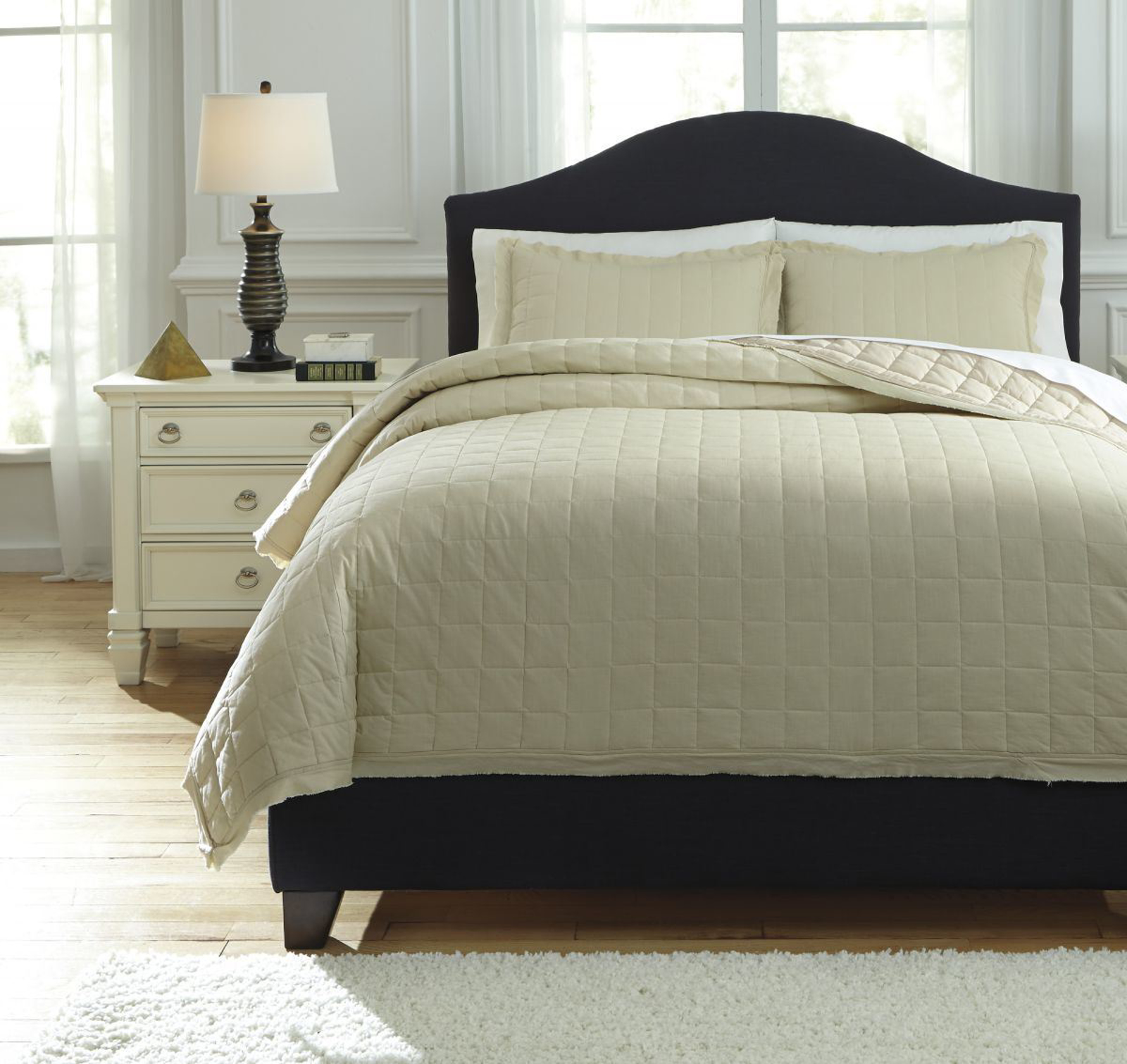 Picture of Amare Coverlet Set