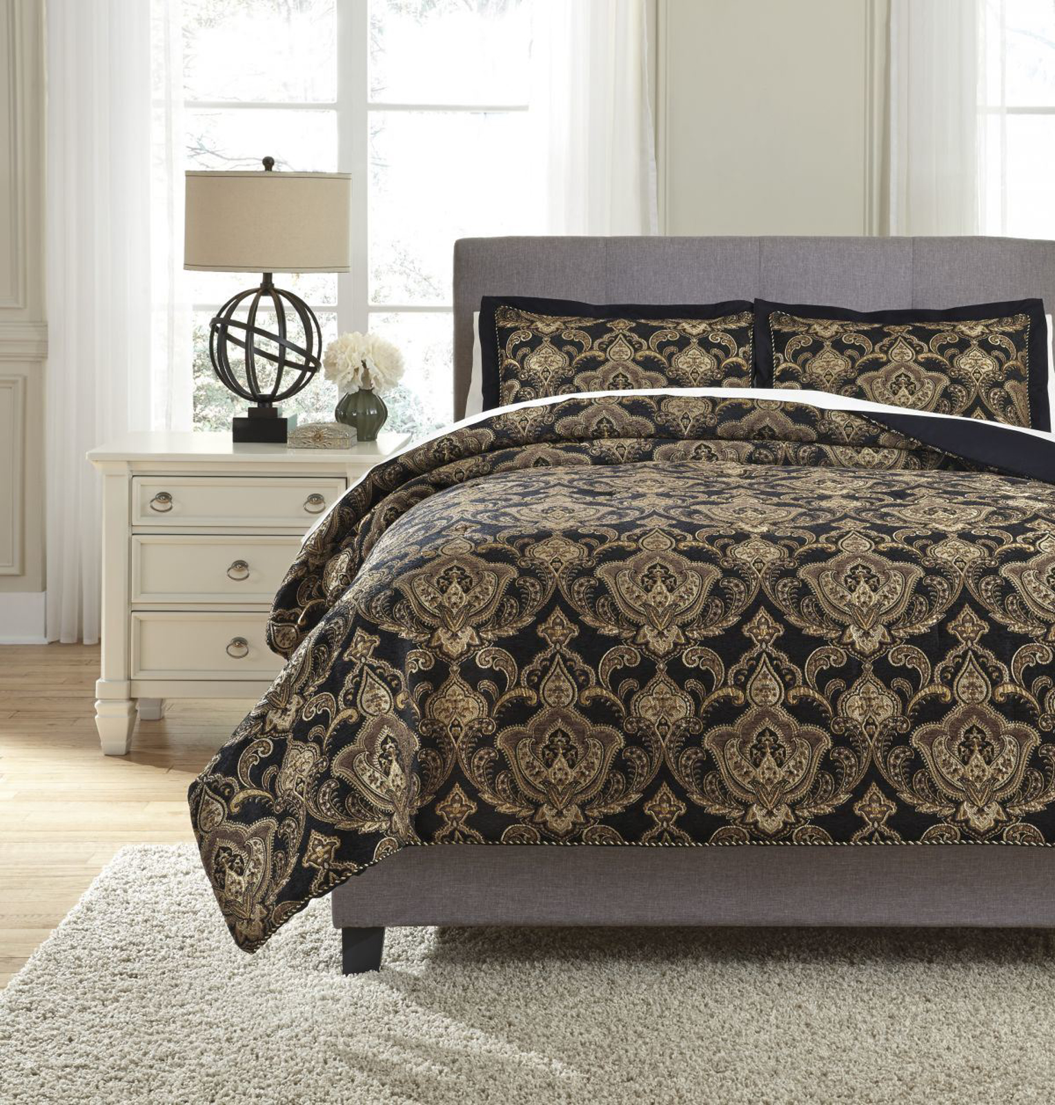 Picture of Amberlin Comforter Set